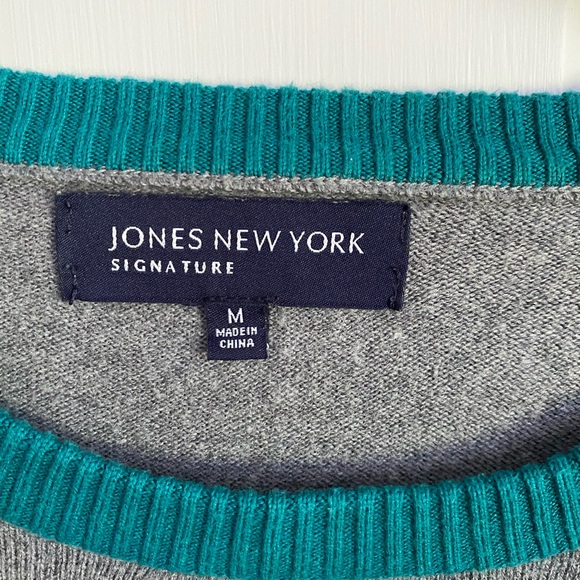 Jones New York Signature Penguin Sweater Size Medium - Picture 4 of 4